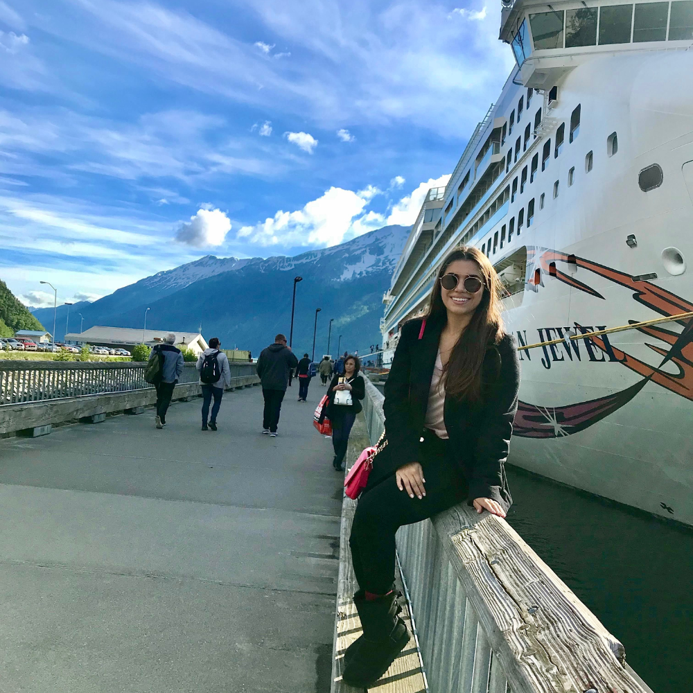 renata porto em frente a um navio de cruzeiros