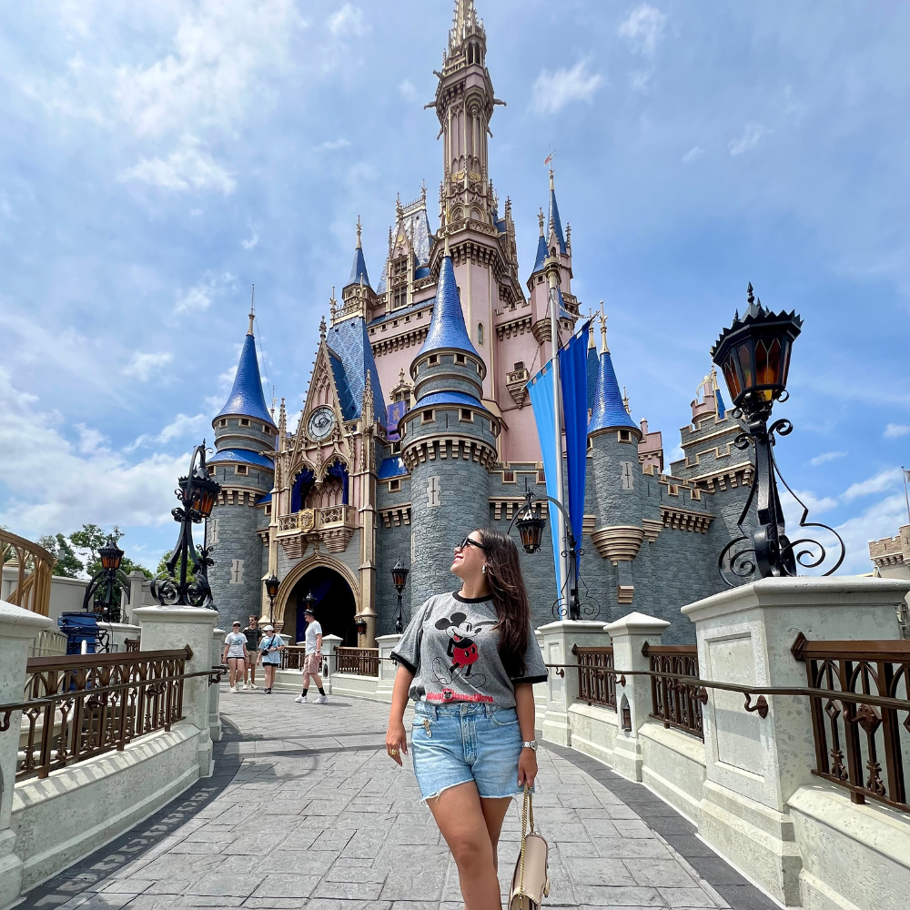 renata porto em frente ao castelo do magic kingdom na disney orlando