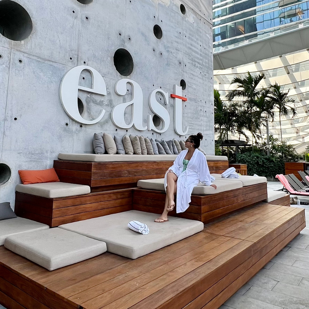 renata porto em frente ao hotel east miami